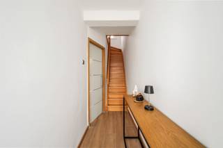 <p>Instapklare en smaakvol gerenoveerde woning met 3 slaapkamers en een zonnige zuidoostgerichte tuin in Ronse<br /><br />Op een aangename locatie in Ronse vindt u deze verzorgde en perfect afgewerkte woning, waar comfort, licht en functionaliteit perfect samenkomen.<br />Indeling:<br />Gelijkvloers: U komt binnen via de inkomhal, die toegang biedt tot de lichtrijke woon- en eetruimte. De recent vernieuwde, kwalitatieve keuken beschikt over veel werk- en opbergruimte. Verder vindt u op het gelijkvloers een praktische berging en een stijlvolle badkamer die eveneens recent werd vernieuwd.<br /><br />Eerste verdieping: Hier bevinden zich twee ruime en volwaardige slaapkamers.<br /><br />Zolderverdieping: De ingerichte zolderkamer vormt een volwaardige derde slaapkamer.<br /><br />Buitenruimte<br />Achteraan geniet u van een aangename, onderhoudsvriendelijke tuin/terras en een gunstige zuidoostelijke oriëntatie.<br /><br />Troeven van deze woning:<br />- EPC-label C (bijna label B!!)<br />- Conforme elektrische installatie geldig tot 2046<br />- Dubbele beglazing en rolluiken doorheen de woning<br />- Centrale verwarming op aardgas, inclusief op de zolderkamer<br />- Instapklaar en zorgvuldig onderhouden<br /><br />Op zoek naar een gezellige woning waar u meteen uw intrek kunt nemen?<br />Contacteer ons vandaag nog voor een bezoek op Caroline@immobeguin.be</p>