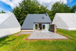 Prijs verlaagd – Een kans om te grijpen!
We Invest Malmedy heeft het genoegen u dit chalet met terras voor te stellen, ontworpen voor vakantieverhuur of tweede huizen. Gelegen in het vakantiedomein “Terrasses de Malmedy”, biedt het een adembenemend uitzicht over de vallei terwijl het toch dicht bij de lokale voorzieningen ligt. Het domein biedt ook een speeltuin, petanquebanen en ligt op slechts enkele minuten van wandelpaden.
Bestaande uit: een hal, een apart toilet, een doucheruimte, een ingerichte keuken (oven, kookplaat, afzuigkap, koelkast, gootsteen, vaatwasser, apparatuur, meubels) die uitkomt op een lichte woonkamer, een terras van 27m2 op het zuiden en een slaapkamer. Boven zijn 3 slaapkamers en een nachthal met wastafel.
Technische kenmerken: de prijs is inclusief bestaand meubilair (ter waarde van ongeveer €5.000), PVC ramen met dubbele beglazing, elektrische verwarming, elektrische boiler, elektriciteit volgens de voorschriften, klasse D EPB (315 kWh/m².an - E Totaal 25,237 - ref 20241017025557), afvoer via een micro-station gedeeld met het landgoed, gemeenschappelijke tuin en gemeenschappelijke parkeerplaatsen.
Het pand wordt verkocht op basis van een erfpachtcontract met een jaarlijkse huur van 1,5% van de verkoopprijs.