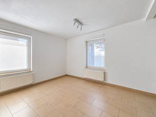 Tel: 0456 89 12 70 / E-mail: noah.c@weinvest.be<br /><br />We Invest biedt u met trots, in exclusiviteit, deze studio aan gelegen aan de Allée de la Villa Romaine 2, in Anderlecht.<br /><br />Deze studio op de benedenverdieping biedt een functionele en lichte woonruimte, ideaal voor een student of een jonge werknemer. Het pand beschikt over uitstekende verbindingen met het openbaar vervoer.<br /><br />De studio bestaat uit een woonruimte met slaapnis, een volledig uitgeruste keuken, een doucheruimte en een wasruimte.<br /><br />Dit pand valt op door zijn geoptimaliseerde indeling en gunstige ligging.<br /><br />Huurprijs: €790/maand, zonder kosten!<br /><br />EPC: D<br /><br />Beschikbaar vanaf 1 december! Minimale huurperiode van 1 jaar!<br /><br />Aarzel niet om te bezichtigen! Bezoek voor meer exclusieve panden www.weinvest.be.