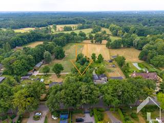 Découvrez ce magnifique terrain à bâtir de 2060m², idéalement situé dans un quartier calme et verdoyant de Halle. Offrant une évasion sereine...