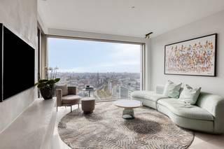 <strong>Exclusief appartement, gelegen op de 14de verdieping van de Antwerp Tower. </strong><br /><br /><strong>Indeling:</strong><br /><span>Via de centraal gelegen inkomhal heeft men onder meer toegang tot bijna alle ruimtes van het appartement. De leefruimte met open keuken biedt een <strong>oase van rust</strong> met een <strong>spectaculair uitzicht over de stad Antwerpen</strong>. De <strong>stijlvolle open keuken</strong> is tot in de puntjes uitgerust en voorziet in alles wat je nodig hebt om voluit van je culinaire creaties te genieten.<strong><br /><br /></strong>Verder vinden we <strong>twee slaapkamers</strong>, waarvan de grootste over een <strong>moderne ensuite badkamer </strong>beschikt voorzien van een inloopdouche en een toilet. Beide slaapkamers hebben toegang tot het <strong>terras</strong> vooraan, verbonden met de leefruimte. De tweede slaapkamer is ingericht als bureau en geniet van ingemaakte kasten voorzien van een logeerbed.</span><br /><br /><span>Het appartement werd tot in de details afgewerkt. <strong>Hoogwaardig afgewerkte keuken</strong> <strong>en badkamer </strong>en overal dezelfde <strong>verfijnde</strong> afwerking.</span><br /><br /><strong>Bijzonderheden:</strong><br />Energiezuinig appartement met label <strong>A</strong>;<br />Verkoop onder <strong>registratiestelsel</strong>;<br />Inbegrepen in de prijs: een <strong>aparte privatieve berging</strong>, ideaal als extra opslagruimte. <br /><span>Optioneel</span> bij te kopen: een <strong>autostaanplaats</strong> op -4 <em>(vraagprijs: 35.000,- EUR).</em><br /><span>Gemeenschappelijke <strong>fietsenstalling</strong>;<br /><strong>Afvallokaal</strong>;<br /><strong>Bringme Box</strong> om al uw pakjes veilig te ontvangen, te versturen en/of te retourneren.<br /><br /><strong>Ligging:</strong><br />Te voet naar de Meir of in het weekend naar de markt, het appartement is gelegen te <strong>midden van het bruis</strong></span><span><strong>ende Antwerpse stadsleven</strong>, aan de Opera en het Centraal station en dichtbij allerlei winkels en restaurants. </span>
