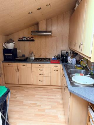 Appartement in Klein-Sinaai, bestaande uit de bovenverdieping van een woning. Leefruimte met onderhoudsvriendelijke laminaatvloer. Ingerichte...