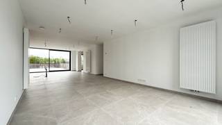 Deze ongewone woning triggert de zinnen : een volledig instapklare woning (spiksplinternieuw!) met een moderne afwerking en met op het gelijkvloers al een aparte slaapkamer/bureauruimte in een niet te evenare omgeving? U heeft ze gevonden!<br /><br />Grote raampartijen aan voor- en achterzijde zorgen voor een overvloed aan natuurlijk licht en versterken het open en luchtige gevoel van de woning.<br /><br />De leefruimte is afgewerkt met een lichte parketvloer en loopt naadloos over in de ruime, nog te installeren keuken. Alle voorzieningen zijn reeds aanwezig voor een kookeiland met spoelbak enz; een aparte berging bevindt zich langs de keuken. Aansluitend bevindt zich het terras aan de voorzijde, toegankelijk via zowel de schuifdeur in de keuken als via de hal. <br /><br />Ook aan de achterzijde werd een tweede terras voorzien, zodat je op elk moment van de dag van de zon kunt genieten.<br /><br />Pluspunten:<br />- exclusief woonpark = zo vind je geen 2de!!<br />- Zonnepanelen aanwezig<br />- Ruim<br />- Volledige “nieuwbouw” met hoogwaardige afwerking<br />- Grote leefruimte<br />- Twee ruime terrassen en veel lichtinval<br />- 4 slaapkamers <br />- Strakke, hoogwaardige afwerking <br />- Ideale locatie<br />- 2% registratierecht i.p.v. 21% BTW<br />- Inpandige garage en kelder met bergruimte<br />- Topligging nabij natuur én autosnelwegen<br /><br />Maatregelen opgenomen in het Maatregelenregister: nee<br /><br />Voor een bezichtiging of meer informatie, bel ons op 078/78.78.70 of spring gerust eens binnen in ons kantoor – je bent altijd welkom!