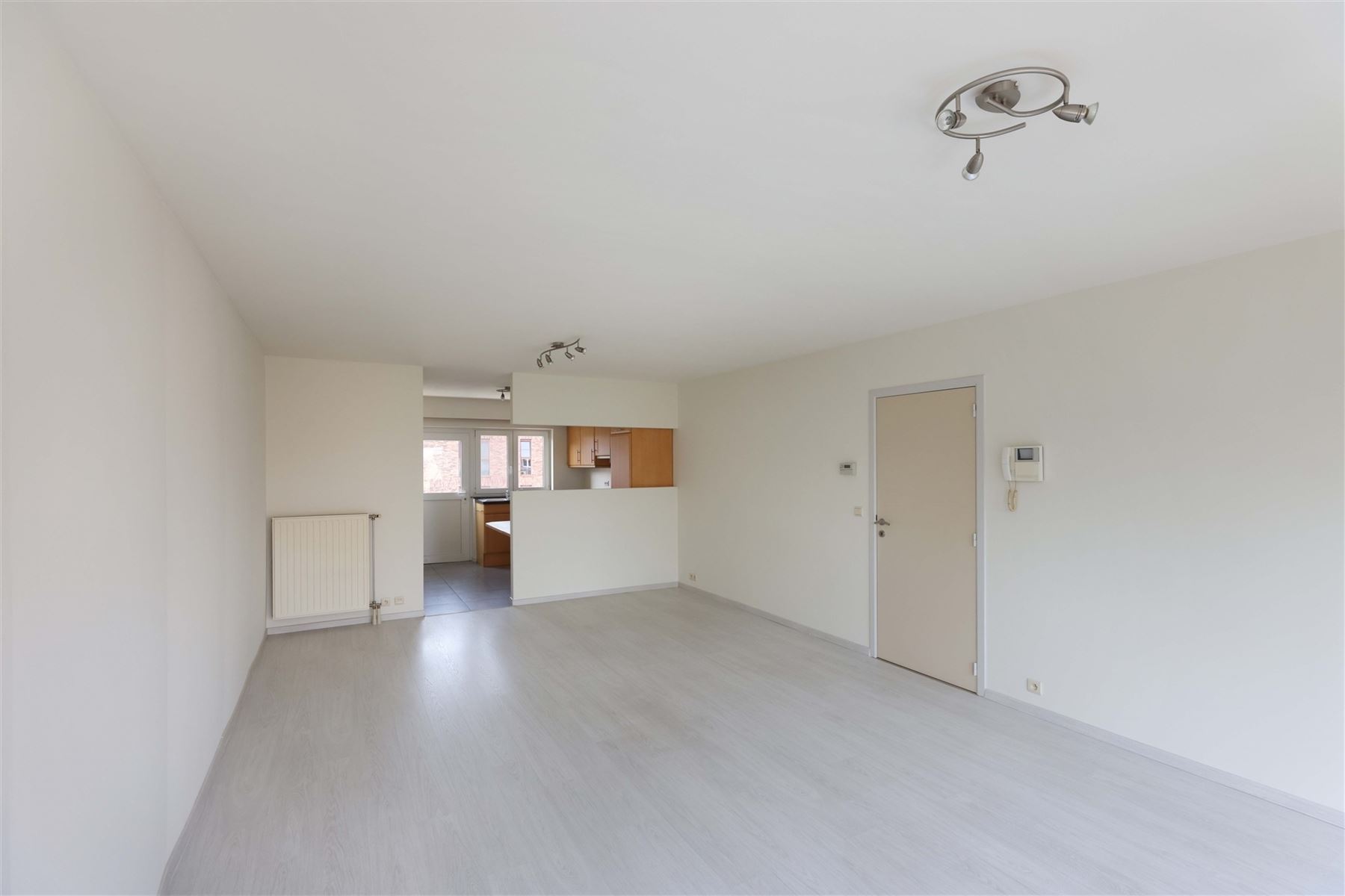 Knap appartement met 2 slaapkamers, ruim terras en carport gelegen in het centrum - foto 4