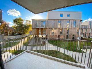 <p><span>HEDENDAAGS APP MET 2 SLKS, TERRAS & AUTOSTAANPLAATS</span></p><p><span> </span></p><p><span>In Sint-Niklaas treffen wij residentie 't Fineer aan. Een toplocatie voor wie wil genieten van het leven in hartje Waasland. Wij bevinden ons op enkele minuten van het station, de markt, verschillende scholen, supermarkten, ... Kortom ideaal voor wie optimaal van het stadsleven wil genieten. </span></p><p><span> </span></p><p><span>Het appartement bevindt zich op de eerste verdieping. Toegekomen op de eerste verdieping betreden wij het appartement via de inkomhal. De inkomhal geeft ons toegang tot twee slaapkamers, de badkamer, het toilet voorzien van een handspoelbakje en de leefruimte. De leefruimte biedt voldoende plaats voor een zithoek, een eethoek en is voorzien van een volledig uitgeruste keuken. </span></p><p><span><br /></span><span>Leuk detail is de aanwezigheid van een parkeerplaats. Deze is terug te vinden in de ondergrondse parkeergarage waar wij ook de privatieve kelderberging aantreffen. </span></p><p><span> </span></p><p><span>Nieuwsgierig om dit centraal gelegen appartement te ontdekken? Vraag snel een bezichtiging aan via <span>info@pillar.estate</span></span><span> of 033 695 695.</span></p><p><span><br />Opgelet: Dit pand wordt enkel verhuurd voor korte duur (huurovereenkomst voor 1 jaar).</span></p><p><span>Deze gegevens zijn louter ter informatieve titel. De vermelde oppervlaktes zijn slechts een indicatie. Pillar kan niet verantwoordelijk gesteld worden voor de juistheid van de aan haar verstrekte gegevens. </span></p><p><span> </span></p>