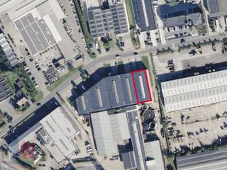 Uitstekend gelegen magazijn te koop in Temse. Het bedrijfsgebouw bevindt zich op een toplocatie, vlak aan de N16 en op amper 5 minuten van de E17 (op- en afrit 15 Temse). Via deze weg geniet u van een zeer vlotte bereikbaarheid richting Gent & Antwerpen.<br /><br />De magazijnruimte uit betonstructuur heeft een oppervlakte van 764 m² en is voorzien van lichtstraten met rookluik en polybetonvloer. De loods is toegankelijke via een sectionale poort, een laadkade en een afzonderlijke toegangsdeur. Met de mogelijkheid tot aanpassingen heeft u bovendien de vrijheid om de indeling, afwerking en inrichting volledig af te stemmen op de specifieke behoeften van uw bedrijf. Tevens is er voldoende manoeuvreerruimte aanwezig.<br /><br />Contacteer PANORAMA B2B voor bijkomende (technische) inlichtingen, plannen of een vrijblijvend plaatsbezoek 0477 06 30 30.