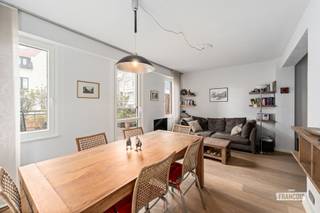 Op een absolute toplocatie, vlak achter de Zeedijk van De Haan, bevindt zich dit lichtrijke en gezellige appartement op de eerste verdieping. Dankzij de uitstekende ligging bevinden het strand, horeca, winkels en het openbaar vervoer zich op wandelafstand.<br /><br />Via de inkomhal bereikt u de aangename leefruimte die baadt in het natuurlijke licht en rechtstreeks uitgeeft op een ruim, zonnig terras waar u in alle rust kunt genieten. Aansluitend bevindt zich de praktische keuken.<br /><br />Het appartement beschikt verder over een badkamer uitgerust met een douchecabine, lavabo en toilet. Daarnaast zijn er twee volwaardige slaapkamers aanwezig: een ruime slaapkamer en een tweede, iets kleinere slaapkamer die perfect dienst kan doen als kinder-, logeer- of bureauruimte.<br /><br />Dankzij de uitzonderlijke ligging en het zonnige terras is dit appartement niet alleen een ideale vaste woonst of tweede verblijf, maar ook een uitstekende investeringsopportuniteit met een aantrekkelijk verhuurpotentieel. Hier krijgt u de kans om het appartement volledig naar eigen smaak in te richten en te genieten van alles wat de Belgische kust te bieden heeft.<br /><br />Voor meer informatie of een bezoek ter plaatse kunt u steeds contact met ons opnemen. Wij begeleiden u graag bij deze unieke vastgoedkans.<br /><br />Plan vandaag nog uw bezoek!<br /><br />