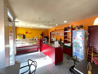 Handelspand met woonst te Wervik op een uiterst commerciële liggingDe indeling van dit pand is als volgt: Gelijkvloerse verdieping:Handelsruimte met...