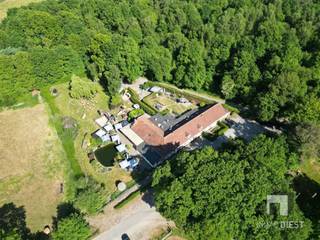 EXTRA NIEUWE VOORWAARDENVERKOPERS STAAN OPEN VOOR EEN CONSTRUCTIEF BOD!GRIJP UW KANS! Ontdek deze Villa-Landhuis midden in de groene omgeving van...