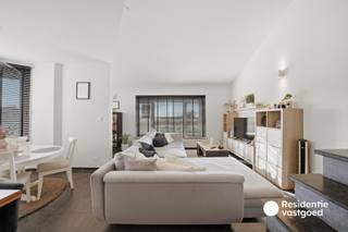 Wonen aan het water, met natuur als achtertuin!<br /><br />Op zoek naar een instapklare woning met een uitzonderlijke ligging? Deze charmante eigendom bevindt zich langs het kanaal Plassendale-Nieuwpoort en geniet van een prachtig zicht over het water én het achterliggende natuurgebied De Zwaanhoek. Een plek waar rust, ruimte en het buitenleven centraal staan.<br /><br />Op het gelijkvloers beschikt de woning over een ruime dubbele garage met twee automatische poorten, een apart toilet en een aangename leefruimte met open keuken. Dankzij de grote raampartijen geniet je vanuit de living volop van het zicht op het kanaal. Aansluitend is er een zonnig terras, voorzien van kastanjehekken en een poortje met rechtstreekse toegang tot het jaagpad.<br /><br />De eerste verdieping omvat drie slaapkamers, waarvan één met een eigen zongericht terras en een fenomenaal uitzicht over het water en de omliggende natuur. De badkamer is uitgerust met een ligbad, aparte douche, lavabo in meubel en toilet.<br /><br />Via een vaste trap bereik je de tweede verdieping, waar een ruime polyvalente kamer zich perfect leent als tweede zithoek, hobbyruimte, bureauruimte of extra slaapkamer. De woning werd gerenoveerd in 2015 en is doorheen de jaren goed onderhouden, waardoor je hier zonder grote werken je intrek kunt nemen.<br /><br />Een unieke combinatie van waterzicht, natuur, ruimte en wooncomfort. Een eigendom met een bijzonder vakantiegevoel, maar dan gewoon elke dag thuis.<br /><br />Interesse? Contacteer ons en plan uw bezoek in!