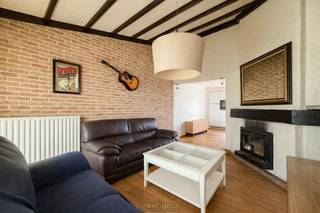 SOLIDE WONING met GROTE TUIN in een DOODLOPENDE STRAAT. Via de inkomhal kom je in de GEZELLIGE, LICHTRIJKE LEEFRUIMTE MET OPEN HAARD, waar...