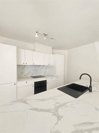 <p><span>Instapklaar gelijkvloers appartement gelegen in een enkelrichtingsstraat op uitstekende locatie, vlakbij het centrum.</span></p><p><span>De ligging in Boechout is uitstekend, met gemakkelijke toegang tot scholen, winkels en openbaar vervoer. Dit appartement is perfect voor starters, koppels of iedereen die houdt van de voordelen van een gelijkvloers appartement in een aantrekkelijke buurt.</span></p><p><span>De indeling: </span><span><br />Het appartement beschikt over een inkomhal, leefruimte met volledig uitgeruste moderne open keuken, stijlvol ingerichte badkamer, twee slaapkamers en een stadstuintje. Er is een privatieve kelder en een gemeenschappelijke fietsenberging. De grote ramen bieden veel daglicht en creëren een uitnodigende, lichte sfeer in het hele appartement.</span></p><p><span>Pluspunten: </span><span><br />- Klein gebouw met twee appartementen<br />- Elektriciteit conform <br />- Individuele meters voor elektriciteit en gas (CV op gas)<br />- Gunstig EPC<br />- Uitstekende ligging</span></p><p><span><br />- Opgenomen in het maatregelen register: Nee</span></p>