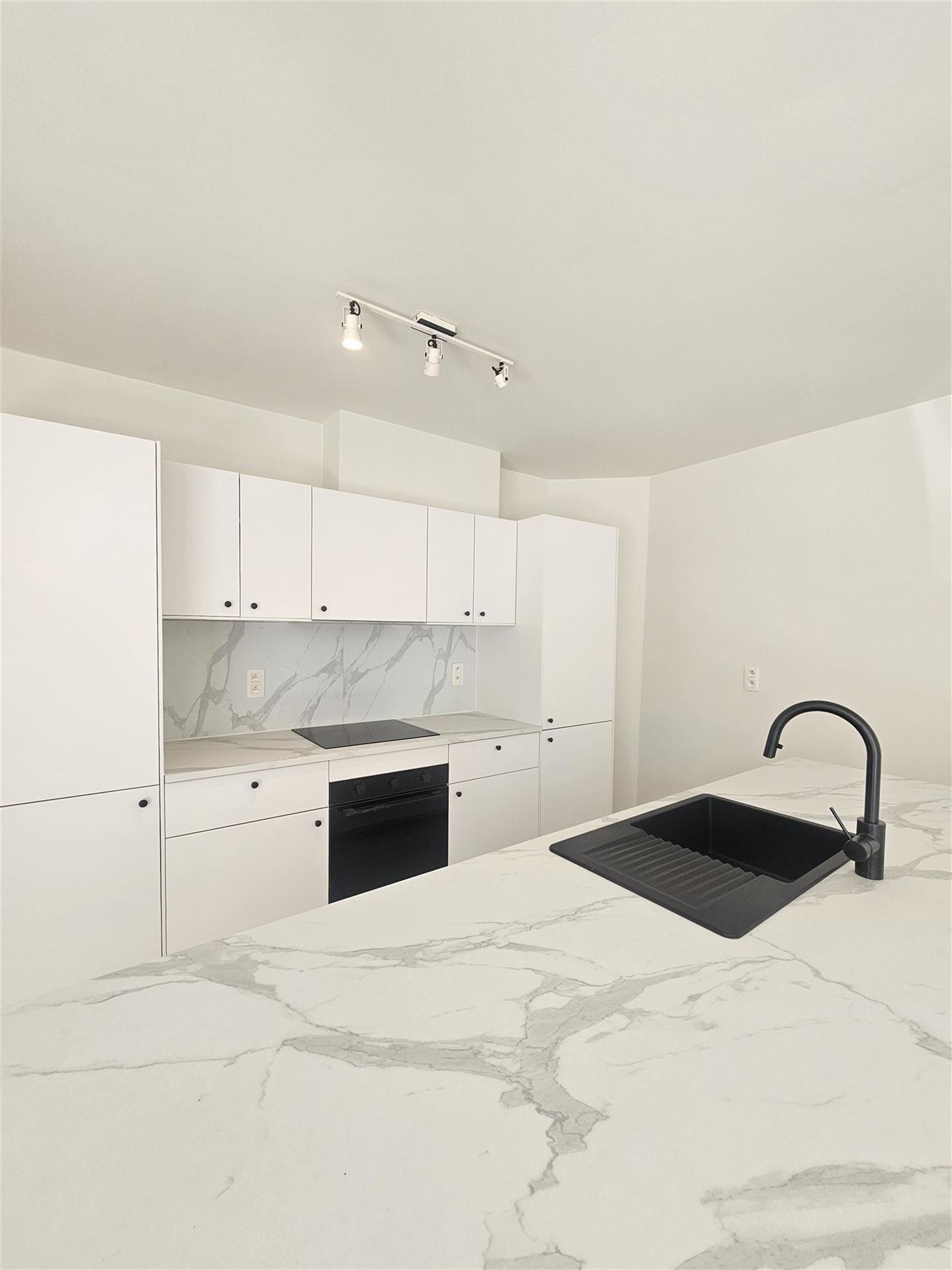 Instapklaar gelijkvloers appartement met stadstuintje! - foto 2