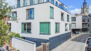 Een aangenaam, recent appartement in een kleine residentie met oa. 1 slaapkamer, een terras, garagestaanplaats en kelder welgelegen in het centrum van Halle (Vuurkruisenstraat)! Bestaande uit: Op de tweede verdieping: inkom, leefruimte/eetplaats (32.41m²) met open en volledig ingerichte keuken (kookplaat, dampkap, oven, vaatwasser, koelkast, verlek), apart toilet, berging (met aansluitingen WM + DK), slaapkamer (15.31m²), badkamer (inloopdouche, lavabo met meubel). Verder: aangenaam zuid gericht terras, kelder en garagestaanplaats.. Buitenschrijnwerk ALU dubbel glas - Individuele centrale verwarming op aardgas. EPC: 126 Kwh/m² - UC: 20240603-0003269936-RES-2 (label B). Bruto bewoonbare oppervlakte : +- 63m² - Lift in het gebouw! Gemeenschappelijke lasten : 75 euro / maand. Elektrische installatie conform tot 14/07/2037 ! Nutsvoorzieningen: aparte tellers water, gas en elektriciteit - Momenteel verhuurd - Stedenbouwkundige inlichtingen aangevraagd - Meer info op: www.vuurkruisenstraat14-2.01.be !!!