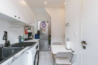 Instapklaar appartement op een toplocatie in Sint-Amandsberg <br /><br />EPC-score: B<br />Mobi-score: 9.4/10<br /><br />In de Kunstenaarstraat 21 in Sint-Amandsberg bevindt zich dit kleinschalig gebouw bestaande uit vijf appartementen voor eigen bewoning of ideaal als investering. Het pand omvat vier één-slaapkamerappartementen en één twee-slaapkamerappartement. Dit appartement is een één-slaapkamerappartement op de eerste verdieping. <br /><br />De ligging biedt een aangename woonomgeving met een vlotte verbinding naar het centrum van Gent, invalswegen (E17/E40/R4), openbaar vervoer, winkels en andere voorzieningen. <br />Elk appartement beschikt over een lichtrijke leefruimte, een geïnstalleerde keuken, een badkamer en één of twee volwaardige slaapkamers. De appartementen hebben een praktische indeling en zijn volledig instapklaar. <br /><br />Prijzen:<br /><br />• Nr. 21 (2 slaapkamers, 59m2): €270.000<br />• Nr. 23A (1 slaapkamer): €200.000<br />• Nr. 23B (1 slaapkamer): €170.000<br />• Nr. 23C (1 slaapkamer): €180.000<br />• Nr. 23D (1 slaapkamer): €175.000<br /><br />Meer info of een bezoek inplannen?<br /><br />Contacteer Laura via 0473 41 35 62 of via info@vicusvastgoed.be