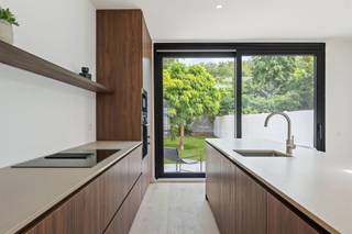 <p><span>Deze gerenoveerde woning is gelegen in een rustige staat middenin de gegeerde wijk rond het Boelaerpark. </span><span>Op wandelafstand vindt u winkels, scholen, openbaar vervoer en gezellige horecazaken, terwijl u dankzij de vlotte verbinding met de Antwerpse Ring en het stadscentrum overal snel geraakt. </span></p><p><span> </span></p><p><span>U betreedt de woning via de inkomhal. Rechts heeft u de ruime garage met automatische poort. Daarachter ligt de ruime leefkeuken met aparte bureauhoek. De keuken is volledig geïnstalleerd met alle toestellen en kijkt uit op de grote tuin. De tuin is ca 90m² groot, heeft een oostelijke oriëntatie en kijkt achteraan uit op de hoge bomen van het Boelaerpark. </span></p><p><span> </span></p><p><span>Op de eerste verdieping treffen we het salon, welke tevens kan gebruikt worden als slaapkamer. Verder is er nog een slaapkamer met terras en de eerste badkamer. </span></p><p><span> </span></p><p><span>Op de tweede verdieping zijn er nog 2 volwaardige slaapkamers en een badkamer met bad en douche. </span></p><p><span> </span></p><p><span>Ondergronds is er tevens nog een handige kelder. </span></p><p><span> </span></p><p><span> </span></p>