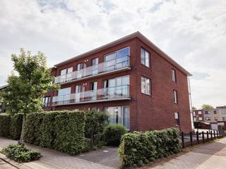 <p><span>Dit appartement is centraal gelegen nabij het centrum van Edegem.</span></p><p><span>Het appartement is gelegen op de 1ste verdieping van een kleinschalige, rustige residentie.</span></p><p><span>Het appartement is ingedeeld als volgt: inkomhal, toilet, living, keuken, ruime berging, 2 slaapkamers, badkamer, terras.</span></p><p><span>Het appartement heeft ook een ruime autostaanplaats in de parkeergarage.</span></p><p><span>We zoeken een rustige huurder, huisdieren zijn niet toegelaten.</span></p><p><span>Wenst u graag meer informatie of een bezoek, kan u ons steeds contacteren op het nummer 0478/474300.</span></p><p><span> </span></p><p><span> </span></p>
