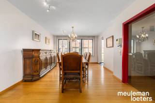 This spacious and bright duplex apartment is quietly located yet centrally situated in the heart of Oostkamp, close to various shops,...