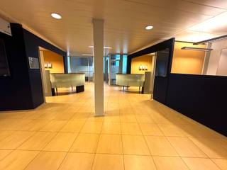 In het centrum van Moorsele is dit voormalig handelspand met veel mogelijkheden op zoek naar nieuwe eigenaars. De private parking met ruimte voor...