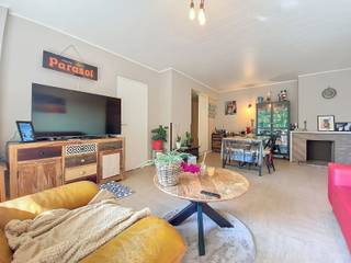 Morgan's Real Estate biedt u dit mooie appartement van ±75 m² aan, gelegen in een woonwijk van Anderlecht, vlakbij voorzieningen (winkels en scholen), openbaar vervoer en belangrijke verkeersaders. Het appartement is ideaal voor een koppel, een klein gezin of een investeerder.
Het appartement bestaat uit een lichtrijke woonkamer, een ingerichte keuken, twee comfortabele slaapkamers, een doucheruimte en een apart toilet. Het appartement heeft een aangenaam terras van 19 m², perfect om te genieten van de mooie dagen.
Een privékelder maakt deze woning compleet.
Voor meer informatie en bezichtigingen: 02/430.24.86 of 0478/46.38.74