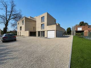 Dit appartement maakt deel uit van Project 13 West, een stijlvol en energiezuinig nieuwbouwproject in de Meersstraat 13 te Wachtebeke. Het gebouw omvat 10 appartementen, waarvan dit appartement de laatste beschikbare unit is. Bovendien is aankoop mogelijk aan 6% btw, mits voldaan wordt aan de voorwaarden. <br /><br />De centrale ligging in het hart van Wachtebeke zorgt voor een uitstekende bereikbaarheid, terwijl de groene en rustige omgeving garant staat voor aangenaam wonen.<br /><br />Het appartement onderscheidt zich door zijn hoogwaardige afwerking en het gebruik van de laatste duurzame technieken. Zo is het uitgerust met een warmtepomp, vloerverwarming met individuele regeling per ruimte, een ventilatiesysteem D en zonnepanelen, wat resulteert in een optimaal wooncomfort en een laag energieverbruik!<br /><br />De indeling is super logisch en praktisch bekeken, met een lichtrijke leefruimte en open keuken als kloppend hart van het appartement. Dankzij de grote raampartijen geniet u hier van een aangename lichtinval en een open, ruimtelijk gevoel. Verder beschikt het appartement over twee slaapkamers, waarvan één met aansluitende dressing. De stijlvolle badkamer wordt afgewerkt met kwalitatieve materialen en voorzien van een inloopdouche. Ook is er een apart toilet voorzien voor extra comfort.<br /><br />Daarnaast geniet het appartement nog van een ruim, zonnig zuidgericht terras van maar liefst 29 m², met een open zicht op de groene omgeving! De ideale plek om in alle rust te ontspannen en volop van het buitenleven te genieten.<br /><br />Dit appartement is de ideale keuze voor wie op zoek is naar modern, energiezuinig en kwalitatief wonen op een topligging in Wachtebeke.<br /><br />Troeven:<br />- E-peil 15 (super energiezuinig)<br />- Hoogwaardige afwerking met kwalitatieve materialen<br />- 2 terrassen<br />- Verplicht tot aankoop van een ondergrondse staanplaats/garage<br /><br />* Er is een verplichting van aankoop van een ondergrondse staanplaats/garage.<br />**De prijzen zijn exclusief BTW, registratie en kosten<br /><br />Meer info of een bezoek? Stuur een mail naar hallo@wijsvastgoed.be! We nemen dan spoedig contact op voor een bezoekmoment.