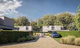 Op een prachtige groene ligging in het kleinschalige project Kastanjeveld bevindt zich deze ruime nieuwbouwvilla op een perceel van 1.567m². De woning combineert hedendaags wooncomfort met veel licht, ruimte en een doordachte indeling.<br /><br />De gelijkvloerse verdieping werd ontworpen met veel aandacht voor openheid en natuurlijke lichtinval. Dankzij de grote raampartijen geniet de leefruimte van een aangenaam contact met de tuin. Naast de ruime woon- en eetkamer met open keuken is er ook een afzonderlijke bureauruimte, ideaal voor thuiswerk.<br /><br />Op de verdieping bevinden zich vier volwaardige slaapkamers. De master bedroom beschikt over een aansluitende dressing en private badkamer, waardoor een comfortabele privésuite ontstaat. Voor de overige slaapkamers is er een tweede, afzonderlijke badkamer voorzien.<br /><br />Deze luxueuze villa kan volledig naar eigen smaak worden afgewerkt waarbij gebruik gemaakt wordt van kwalitatieve materialen en de nieuwste technieken. Er kan zowel een landelijke stijl als een moderne stijl toegepast worden.<br /><br />Dit alles in de rustige, bosrijke omgeving, in een doodlopende straat en op fietsafstand van het centrum en de winkels van Veldegem.<br /><br />Er rust geen bouwverplichting op dit project.