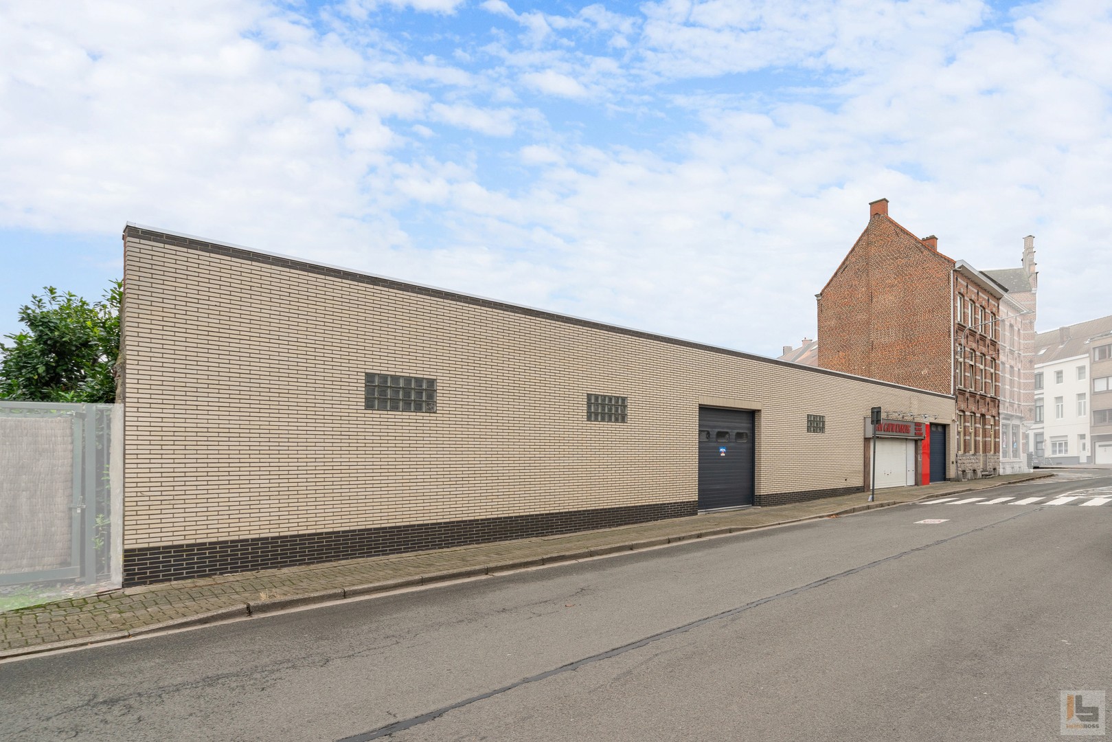 Huis met handelszaak en groot magazijn. - foto 2