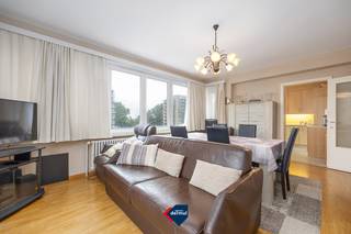 This well-maintained and cozy one-bedroom apartment is located on the third floor in Mariakerke, in an excellent location just by the sea and the beach. The beach is literally around the corner and easily accessible on foot. The apartment features a delightful terrace, perfect for enjoying the outdoors. Additionally, there is a cellar and a bicycle storage area available. The center of Ostend is just a short bike ride away, and thanks to the proximity of public transport, other destinations are also easily reachable. A pleasant apartment in a prime location by the sea. Come and see it!