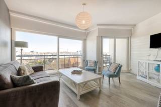 In de Charleroistraat te Koksijde, een zijstraat van de Zeedijk, vinden we dit instapklaar appartement met 2 slaapkamers te koop. Dit appartement...