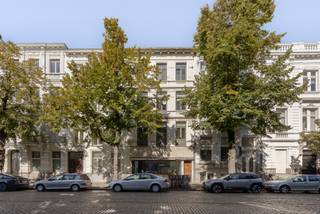 Op zoek naar een ruim appartement op een levendige locatie in Antwerpen? Dit appartement bevindt zich aan de Leopold de Waelplaats, midden in het bruisende Zuid. Het KMSKA, gezellige horecazaken, winkels en tal van andere voorzieningen liggen op wandelafstand. Het appartement is onmiddellijk beschikbaar en biedt dankzij enkele opfrissingswerken de mogelijkheid om er een persoonlijke thuis van te maken.<br /><br />Indeling<br /><br />Via de gemeenschappelijke inkomhal bereikt u de eerste verdieping. Hier komt u binnen in de ruime leefruimte. De grote raampartijen zorgen voor een aangename lichtinval en een open gevoel.<br /><br />De aansluitende keuken beschikt over een ingebouwde koelkast, gaskookplaat, dubbele spoelbak, voldoende kastruimte en een aansluiting voor een wasmachine.<br /><br />Verder bevinden zich op deze verdieping,via een klein trapje, een badkamer met douche, lavabo en toilet, evenals een volwaardige slaapkamer.<br /><br />Een interne draaitrap leidt naar de bovenverdieping, waar u een tweede slaapkamer en een afzonderlijk toilet terugvindt. Een bijzonder praktisch pluspunt is de bijkomende toegang via de gemeenschappelijke hal. Hierdoor kan deze verdieping perfect dienstdoen als thuiskantoor, praktijkruimte of comfortabele logeerkamer, met een afzonderlijke toegang voor bezoekers.<br /><br />Een veelzijdig appartement op een centrale locatie, ideaal voor wie ruim wil wonen in een van de levendigste buurten van Antwerpen.<br />Is uw interesse gewekt? Voor meer informatie of een bezichtiging kunt u contact opnemen met HINTJENS.vastgoed via Sebastiaan@hintjens.eu of 0494 64 44 04.