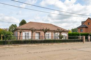 <p>Deze ruime laagbouwwoning is goed onderhouden staat op een prachtig perceel van maar liefst 27x87m, zijnde 2196m².<br /><br />De woning omvat een ruime inkomhal met apart toilet, een livingruimte met zithoek, keuken, veranda, 3 slaapkamers, badkamer, garage en een berging met een extra douche en wc. Bovendien is er een zeer ruime niet afgewerkte zolder.<br />Buiten vinden we een gezellige, diepe tuin dewelke zorgt voor alle nodige rust.<br /><br />Troeven<br />- Laagbouw<br />- Prachtige tuin en perceel<br />- Goed onderhouden<br />- Ruime woning met grote kamers<br /><br />Deze woning valt onder de renovatieplicht, wat kansen biedt om ze naar eigen smaak en comfort te moderniseren.<br /><br />Ontdek deze woning nu al via de interactieve grondplannen met foto's.<br />Ga hiervoor naar www.wijns.be en klik op de knop “virtueel bezoek”.<br /><br />Info & afspraak: ☎ 0473/30 00 00 en/of ✉ Pieter@wijns.be<br />Wij maken graag tijd voor U.</p>