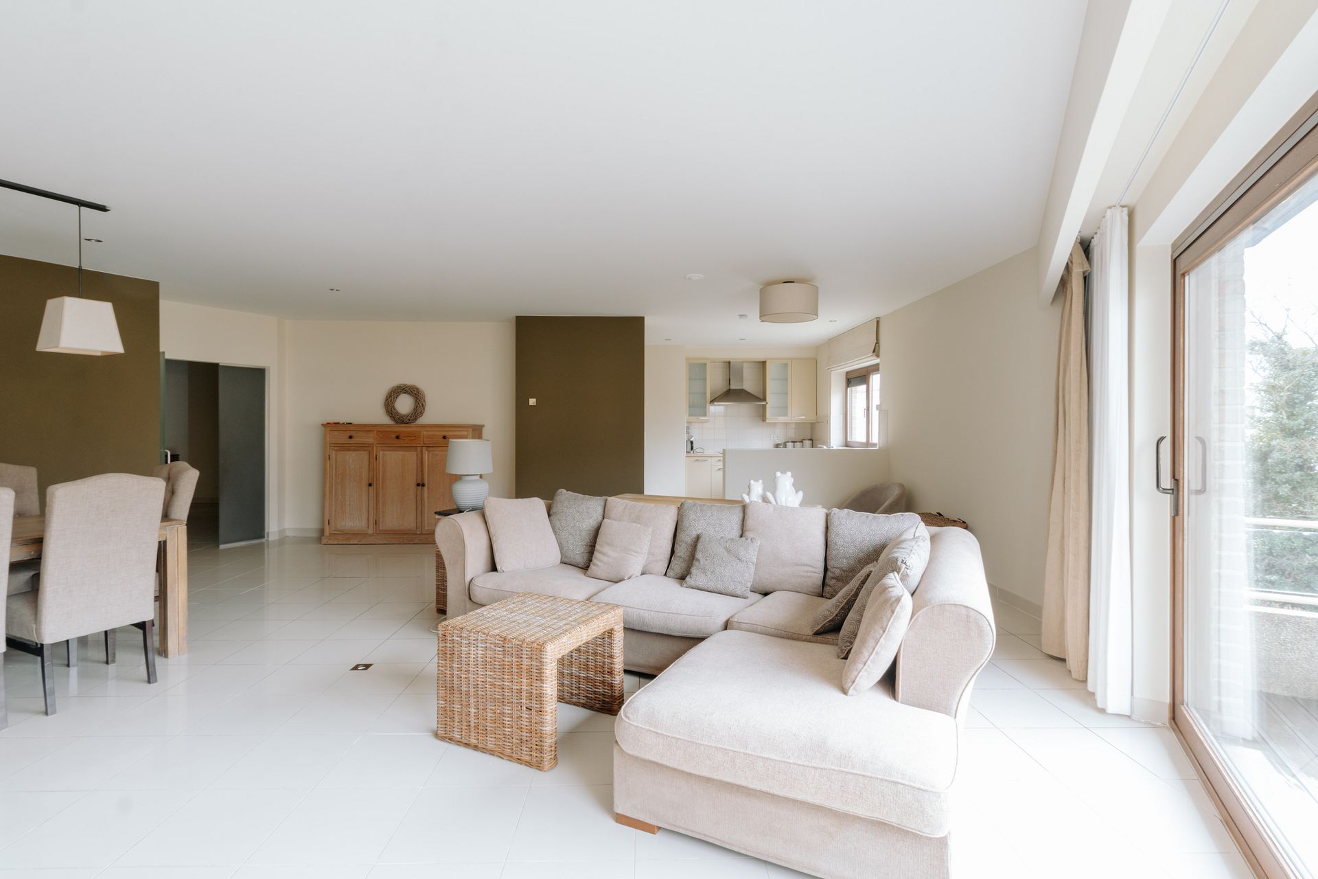 2‑slaapkamerappartement met garage in gated community - foto 4