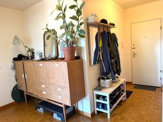 Hou jij van licht, ruimte, goeie bereikbaarheid & een vintagetouch? Dit hoekappartement op de 10° V met waanzinnig uitzicht, heeft vele features: meer dan 120 m² bewoonbare oppervlakte, bright & airy feeling, 3 slaapkamers, bad- & douchekamer met vintagetouch, praktische, eenvoudige keuken, lichtrijke woonkamer op parket. Genieten van de zon, schaduw en een fantastisch uitzicht, kan de ganse dag door op 1 van de 3 terrassen. <br />Opbergruimte? Check! Zowel in het appartement als in de kelderberging. Ook is er een ondergrondse garagebox met automatische poort inbegrepen in de prijs. Liever met de fiets? In de gemeenschappelijke fietsenberging, kan je deze veilig stallen. <br />En het gebouw op zich? Zeer verzorgd en goed onderhouden, voldoet aan alle huidige normen. Gemeenschappelijke provisie? 250 euro/m (incl. verwarming en water) - EPC 118kWh/m² - UC 0002760614<br />Beschikbaar per 1 september 2026 - Interesse om dit uitzicht zelf te ervaren? Schrijf je in via winny.cuypers@consensus.be<br />Want sommige appartementen huur je niet alleen voor de ruimte...maar voor het gevoel dat je krijgt wanneer je elke dag opnieuw naar buiten kijkt.