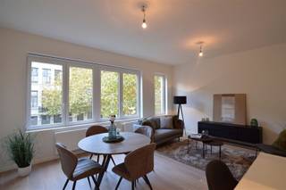<strong>Instapklaar </strong>appartement nabij Park Spoor Noord en het Eilandje. Het appartement maakt deel uit van een <strong>volledig gerenoveerd</strong> gebouw van slechts 4 units en bevindt zich op de tweede verdieping. <br /><br /><strong>Indeling</strong>:<br />Inkom; woonkamer op parket; open keuken met kookeiland; bureaukamer; nachthal; badkamer en ruime slaapkamer op parket.<br /><br /><strong>Bijzonderheden:</strong>
<ul>
<li>Algemene kosten € 75/mnd.</li>
<li>Geen lift aanwezig.</li>
<li>Individueel verbruik van gas, water en elektriciteit.</li>
<li>Ondergrondse kelderberging.</li>
<li>Gewilde locatie.</li>
</ul>