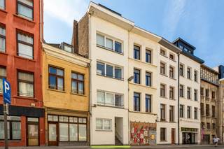 Vergunde en volledig gerenoveerde opbrengsteigendom (2024) op een gegeerde AAA-locatie, bestaande uit 5 zelfstandige studio’s thans volledig verhuurd aan studenten. Domiciliering is mogelijk, dus de entiteiten mogen verhuurd worden aan elk type huurder. <br /><br />In de kelder is een aparte technische ruimte en zeer ruime stockage plaats. Alle studio’s beschikken over een recente ingerichte keuken, toilet en badkamer. De bovenste studio beschikt over een mezzanine. De achtergevel geeft uit op de kleine Goddaard straat waardoor elke studio beschikt over ramen aan voor en achtergevel welks zorgt voor veel lichtinval en kwalitatief wonen. <br /><br />Door de stad Antwerpen werd een omgevingsvergunning en conformiteitsattest afgeleverd.<br /><br />Het pand beschikt over dubbele beglazing, voldoet volledig aan de geldende brand- en rookdetectievoorschriften, is uitgerust met gloednieuwe HR gas ketel met aparte boiler biedt internet en wifi. Het gebouw is asbestvrij en beschikt over aparte elektriciteit meters. De elektrische keuring is conform.<br /><br />Door de plaatsing van 14 zonnepanelen op het dak (geraamde investeringskost ca 5000 €), waarvoor voldoende ruimte beschikbaar is, kunnen de EPC-scores van alle entiteiten aanzienlijk worden verbeterd.<br />De studio van het GLV verbetert van EPC D naar EPC C. Studio's 101 en 201 verbeteren van EPC C naar EPC B. Studio's 301 en 401 verbeteren van EPC D naar EPC C.<br /><br />De jaarlijkse huurinkomsten voor academiejaar 2026–2027 bedragen momenteel € 46.440. De huidige netto-opbrengst bedraagt 39.000€ na aftrek van alle kosten. Verdere details zijn beschikbaar op aanvraag.<br /><br />Voor meer informatie (www.wellimmo.net ) of een bezichtiging mail info@wellimmo.net of tel 03 225 00 68.<br />