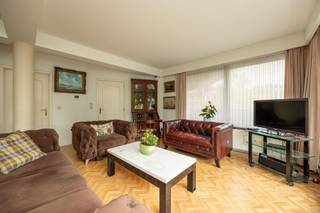<p><span>Ruim hoekappartement met 2 slaapkamers en 2 terrassen</span></p><p><span>Welkom in dit ruime en uitstekend onderhouden appartement, gelegen op een gegeerde locatie aan de Liersesteenweg in Mortsel. Dankzij de hoekligging geniet het appartement van een uitzonderlijke lichtinval, een aangenaam open zicht en een ruim terras waar het heerlijk vertoeven is.</span></p><h3><span>Indeling:</span></h3><p><span>Via de inkomhal betreedt u de ruime leefruimte met grote raampartijen die zorgen voor een overvloed aan natuurlijk licht. De woonkamer sluit naadloos aan op de eetkamer en de halfopen keuken, wat resulteert in een aangenaam en open woongevoel. De keuken beschikt over voldoende werk- en opbergruimte en biedt rechtstreeks contact met de leefruimte en het terras. Verder beschikt het appartement over 2 slaapkamers, een verzorgde badkamer met douche en lavabo + toilet, een apart gastentoilet en praktische bergruimte. De aanwezige inbouwkasten zorgen bovendien voor extra comfort en opbergmogelijkheden.</span></p><h3><span>Buitenruimte:</span></h3><h3><span>Het absolute paradepaardje van dit appartement zijn zonder twijfel de twee terrassen. Het ruime hoofdterras geniet van een gunstige oriëntatie, veel privacy en een aangenaam groen uitzicht. Een ideale plek om te ontspannen of gezellig te tafelen met familie en vrienden. Het tweede terras vormt een praktische extra buitenruimte en biedt bijkomend comfort. </span></h3><h3><span> </span></h3><h3><span>Troeven:</span></h3><ul><li><span>Lift aanwezig in het gebouw </span></li><li><span>EPC-label B</span></li><li><span>Conforme elektrische installatie </span></li><li><span>Ruim en zonnig terras </span></li><li><span>Grote raampartijen met veel natuurlijke lichtinval </span></li><li><span>Praktische kelderberging </span></li><li><span>Instapklaar en uitstekend onderhouden </span></li></ul><p><span> </span></p><p><span>De </span><span>gemeenschappelijke kosten </span><span>bedragen momenteel ca. 120 euro/maand en omvatten onder meer de syndicus, blokpolis, lift, gemeenschappelijke elektriciteit, onderhoud van de gemeenschappelijke delen en een provisie voor water. </span></p><h3><span>Ligging:</span></h3><p><span>Het appartement bevindt zich op een centrale locatie in Mortsel, vlakbij winkels, scholen, openbaar vervoer en recreatie mogelijkheden. Dankzij de vlotte verbinding naar Antwerpen en de omliggende gemeenten combineert deze woonst ruimte, comfort en bereikbaarheid.</span></p><h3><span>Contact:</span></h3><h3><span>Vrijblijvend advies met gratis schatting van uw woning? </span></h3><h3><span>Neem gerust contact met ons op. </span></h3><h3><span>------------------------------------------------------------------------------------------------------------- </span></h3><h3><span>Robin Van den Bergh </span></h3><h3><span>robin@home4you.be </span></h3><h3><span>+32 468 23 19 79 </span></h3><h3><span>7/7 bereikbaar </span></h3><p><span> </span></p>