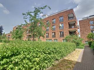 <p>This luxurious new-build apartment with 2 bedrooms is located in the Refugehof in Leuven city centre.</p><p>Situated on the third floor, you can enjoy views over the shared inner garden from the spacious terrace.</p><p>The apartment has been finished with high-quality materials. The open-plan kitchen is fully equipped. There are also two bedrooms, a separate toilet, a storage room and a bathroom (double washbasin in vanity unit and a walk-in shower).</p><p>As a tenant, you also have access to an underground parking space, which must be rented in addition. (€100/month)</p><p>The rental price is €1,495/month. The fixed monthly costs are €150. These include the shared costs as well as heating and hot water. The apartment is available from 01/10/2026. Domicile is required.</p><p>Are you looking for an apartment with abundant natural light and luxurious finishes in a quiet setting, yet close to the city centre? Then be sure to make an appointment for a viewing. Don't hesitate and book your visit today via www.living-stone.be!</p>