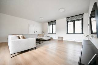 Ontdek deze verrassend ruime, volledig vernieuwde woning met grote tuin op een uitstekende locatie nabij het centrum van Bornem, openbaar vervoer en belangrijke invalswegen.<br />Bij het betreden van de woning komt u terecht in een verzorgde inkomhal die toegang geeft tot de indrukwekkende leefruimte. Hier ervaart u meteen het echte wow-gevoel dankzij de royale afmetingen, het aangename lichtinval en het hedendaagse wooncomfort. Aansluitend bevindt zich de ruime keuken, die perfect plaats biedt voor een gezellige eetruimte waar familie en vrienden graag samenkomen. Vanuit de keuken heeft u rechtstreeks toegang tot een groot, zonnig terras, de ideale plek om te genieten van een gezellige barbecue of lange zomeravonden met familie en vrienden. Op het gelijkvloers is bovendien een apart gastentoilet aanwezig.<br />Via de stijlvolle witte trap bereikt u de eerste verdieping, waar drie volwaardige slaapkamers zorgen voor optimaal wooncomfort voor het hele gezin. Daarnaast vindt u er een ruime en smaakvolle badkamer die volledig aansluit bij de moderne uitstraling van de woning.<br />Nog meer ruimte nodig? De goed geïsoleerde zolder biedt tal van mogelijkheden en kan perfect ingericht worden als hobbyruimte, bureau, speelkamer of extra bergruimte.<br />Buiten geniet u van een ruime tuin waar kinderen naar hartenlust kunnen spelen en waar tuinliefhebbers volop hun passie kunnen beleven. Achteraan bevindt zich bovendien een extra gebouw dat momenteel dienst doet als toonzaal/opbergruimte. Deze multifunctionele ruimte kan eenvoudig opnieuw worden ingericht als garage, volledig naar uw eigen wensen en behoeften.<br />Kortom, deze instapklare woning combineert ruimte, comfort, een grote tuin, een ruim terras en een toplocatie nabij het centrum van Bornem. Een ideale gezinswoning voor wie op zoek is naar hedendaags wooncomfort zonder in te boeten aan ruimte. Plan vandaag nog uw bezoek en laat u verrassen door alles wat deze woning te bieden heeft.