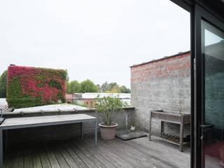 <p><span><strong>Unieke duplex-appartement met loft-allures en terras op een boogscheut van het centrum van Gent.</strong></span><br /><br />Voor meer informatie, mail naar info@carloeggermont.be<br /><br />Dankzij de gunstige ligging te Sint-Amandsberg en op een boogscheut van zowel het stadscentrum, verschillende parken, het station Gent Dampoort… biedt dit uiterst karaktervolle appartement een buitenkans voor zowel young professionals, investeerders…<br />Dit appartement is een geslaagde combinatie tussen hedendaags comfort en het gevoel dat een loft met zich meebrengt, namelijk zichtbare bakstenen, houten plafonds, zichtbare gewelven, industriële verwarmingselementen…<br /><br />We betreden deze entiteit langs de inkom/traphal met een gastentoilet, plaats voor de fiets en achterliggend een praktische berging/wasplaats zich bevindt.<br /><br />Op de eerste verdieping vinden we een lichtrijke, open ruimte die geniet van doorzon dankzij de ramen aan beide zijden. Deze ruimte geeft plaats aan de leefruimte, eetplaats en een eerder industrieel ingerichte keuken. Het grote schuifraam dat doorloopt naar het volgende verdiep zorgt niet enkel voor de royale lichtinval maar geeft ook toegang tot het ruime en goed georiënteerde terras.<br /><br />De bovenste verdieping geeft plaats aan een open slaapkamer en aanpalend een tweede polyvalente kamer (bureau, logeerkamer, dressing…) en badkamer voorzien van toilet, wastafel en douche.<br /> <br /><strong>Samengevat, een appartement waar karakter, buitenruimte en een bijzonder ruimtelijk gevoel samenkomen. Met andere woorden, een buitenkans!</strong><br /><br /><em>*basisakte in opmaak</em></p>