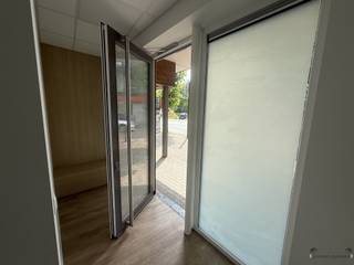 <p><span>Op zoek naar een handelsruimte om je commerciële activiteiten te ontplooien? Zoek niet verder!</span></p><p><span> </span></p><p><span>Dit pareltje met maar liefst vier praktijkruimten op de Oude Baan 81, gebouwd in 2014, beschikt over een uitstekende EPC-score B.</span></p><p><span>De huidige eigenaar had er zijn praktijk voor respiratoire en ademhalingskinesitherapie, waardoor er gekozen werd voor ventilatiesysteem van ongeziene kwaliteit.</span></p><p><span> </span></p><p><span>Dankzij de ligging, hartje Eisden pal tegenover de Delhaize, beschikt u hier over onnoemelijk veel parkeermogelijkheden en onbetaalbare zichtbaarheid.</span></p><p><span> </span></p><p><span>Twijfel niet en kom gratis een kijkje nemen</span></p>