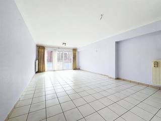 <p><span>Instapklaar appartement in het centrum van Roeselare</span></p><p><span>Centraal gelegen en instapklaar</span><span> appartement in een kleine residentie. </span></p><p><span>Het appartement beschikt over een </span><span>inkomhal</span><span>, ruime en lichtrijke </span><span>leefruimte</span><span>, </span><span>2 slaapkamers, keuken, badkamer</span><span>, apart </span><span>toilet</span><span>, en maar </span><span>liefst 2 balkons</span><span>. </span></p><p><span>Een grote troef is de </span><span>garage</span><span>, </span><span>inbegrepen</span><span> in de vraagprijs.</span></p><p><span>Gelegen op wandelafstand van winkels, horeca, scholen, openbaar vervoer en alle stadsvoorzieningen.</span></p><p><span>Een ideale woonst of interessant investering op een topligging! </span></p><p><span> </span></p>