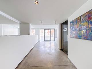 <p><span>Multifunctioneel handelspand/magazijn met kantoren en mogelijkheid tot loft of woonst. </span></p><p><span>Op een commerciële toplocatie bevindt zich dit veelzijdige handelspand met een bruikbare oppervlakte van ca. 575 m² en een gebouwdiepte van 52 meter. </span></p><p><span>De indeling omvat een onthaalruimte, vijf afgewerkte kantoren, een ingerichte keuken, drie toiletten, een ruime magazijnzone met grote sectionale poort en een parkeerplaats. </span></p><p><span>Daarnaast is het pand uitgerust met airconditioning, 44 zonnepanelen en camerabewaking. </span></p><p><span>Extra troef</span><span>: het gebouw biedt ook mogelijkheden voor de inrichting van een loft of woonst (onder voorbehoud van de geldende stedenbouwkundige voorschriften), ideaal voor wie wonen en werken wil combineren.</span></p><p><span>Een instapklare eigendom met tal van mogelijkheden voor ondernemers én investeerders.</span></p><p><span> </span></p>