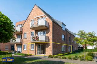 Bent u op zoek naar een rustig gelegen woonst in een afgesloten residentie?
Dan is dit gelijkvloers appartement met een uitstekende mobiscore van 8.7/10 ongetwijfeld iets voor u!
Via de inkomhal met apart toilet komt u vooraan in de twee slaapkamers terecht.
De badkamer is ingericht met ligbad + douchescherm en dubbel lavabomeubel.
De L-vormige living met de open ingerichte keuken met aanpalend de wasplaats zijn achteraan gelegen.
Via het privatieve terras komen we in de gemeenschappelijke tuin.
De ondergrondse garagebox (nummer 25) is in de vraagprijs begrepen en de maandelijkse provisie bedraagt € 151,52 voor o.a. de elektriciteit en het onderhoud van de gemeenschappelijke delen, blokpolis en syndicus.
Neemt u gerust contact op met ons kantoor om een plaatsbezoek in te plannen!
