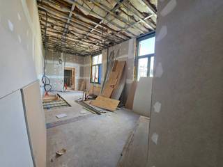 <h1><span>LAATSTE UNIT TE KOOP unieke duplex met privatieve inkom in het verlengde van Zurenborg</span></h1><p><span>Laatste kans binnen dit prachtig gerenoveerde project!</span></p><p><span>In een gegeerde buurt van Borgerhout, op de grens met het populaire Zurenborg, bevindt zich deze bijzondere stadswoning van ca. </span><span>122 m²</span><span>. Het betreft de </span><span>allerlaatste beschikbare unit</span><span> binnen een kleinschalig en hoogwaardig gerenoveerd project.</span></p><p><span>Een absolute troef is de </span><span>volledig privatieve inkom</span><span>: u betreedt de woning rechtstreeks en volledig onafhankelijk van de overige entiteiten in het gebouw. Dit zorgt voor het gevoel en de privacy van een echte stadswoning.</span></p><p><span>De woning wordt </span><span>Semi-Casco</span><span> aangeboden en kan dus nog volledig naar eigen smaak en wensen worden ingericht en afgewerkt. De </span><span>keuken werd reeds geplaatst</span><span>, waardoor een belangrijk onderdeel van de afwerking al voorzien is.</span></p><p><span>Met een oppervlakte van ca. 122 m² en ruimte voor </span><span>2 slaapkamers</span><span> biedt deze woning tal van mogelijkheden om een uniek en persoonlijk interieur te creëren.</span></p><h2><span>Troeven</span></h2><ul><li><span>Laatste beschikbare unit van het project</span></li><li><span>Ca. </span><span>122 m²</span><span> woonoppervlakte</span></li><li><span>Volledig privatieve inkom</span></li><li><span>Gevoel en privacy van een afzonderlijke stadswoning</span></li><li><span>Vrij in te richten en verder af te werken</span></li><li><span>Keuken reeds geplaatst</span></li><li><span>Mogelijkheid tot </span><span>2 slaapkamers</span></li><li><span>Hoogwaardig gerenoveerd gebouw</span></li><li><span>Authentieke architecturale elementen</span></li><li><span>Topligging in het verlengde van Zurenborg</span></li><li><span>Vlotte bereikbaarheid nabij station Antwerpen-Berchem, openbaar vervoer en belangrijke invalswegen</span></li></ul><p><span>Een unieke opportuniteit voor wie op zoek is naar een woning die nog </span><span>volledig naar eigen smaak kan worden afgewerkt</span><span>, zonder in te boeten aan de charme en kwaliteit van een reeds grondig gerenoveerd project.</span></p><p><span>Vraagprijs: 299.000</span></p><p><span>Meer informatie, plannen of een bezoek? Contacteer ons kantoor.</span></p>