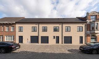 <ul>
	<li>6% BTW</li>
	<li>E20</li>
	<li>Inpandige garage </li>
	<li>3 slaapkamers + in te richten zolderruimte</li>
	<li>Afwerking volledig naar keuze</li>
</ul>
<br />OMGEVING <br />Deze drie moderne gesloten nieuwbouwwoningen zijn rustig gelegen in de Guido Gezellestraat en bieden een ideale combinatie van wooncomfort, ruimte en een gezinsvriendelijke omgeving. Dankzij de centrale ligging bevinden winkels, scholen, openbaar vervoer en belangrijke invalswegen zich op korte afstand. Een uitstekende locatie voor wie rustig wil wonen zonder in te boeten aan bereikbaarheid.<br /><br />INDELING<br />Bij het betreden van de woning kom je terecht in de inkomhal met gastentoilet en toegang tot de inpandige garage. Verder beschikt het gelijkvloers over een ruime en lichtrijke leefruimte met voldoende plaats voor een gezellige zithoek en eetkamer. De open keuken sluit naadloos aan op de leefruimte en vormt het hart van de woning.<br />Op de eerste verdieping bevinden zich drie volwaardige slaapkamers, een apart toilet en een ruime badkamer uitgerust met een ligbad, douche en dubbele lavabo.<br />De zolderverdieping biedt bijkomende mogelijkheden en kan perfect ingericht worden als een extra volwaardige slaapkamer, bureau of hobbyruimte. Hierdoor groeit de woning moeiteloos mee met de noden van haar bewoners.<br /><br />E-peil<br />Deze woningen worden gebouwd volgens de huidige normen inzake energiezuinigheid en wooncomfort. Door het gebruik van kwalitatieve materialen, doorgedreven isolatie en moderne technieken geniet je van een duurzame woning met een laag energieverbruik en een aangenaam binnenklimaat. Het uiteindelijke E-peil wordt gerealiseerd conform de geldende EPB-regelgeving.<br />Benieuwd om deze woningen verder te ontdekken? Bel ons op 09 394 67 95 of stuur een mailtje naar info@potrell.be voor een afspraak!<br /><br />WONING OP MAAT | JOUW WONING, JOUW STIJL<br />Maak van deze woning jouw droomhuis op maat! Voeg je eigen smaak en persoonlijkheid toe en kies zelf de keuken, vloer en badkamer van jouw instapklare woning. Een eigen stek op maat van jouw wensen en stijl. Jij kiest, Potrell voert uit. Zo makkelijk is het!