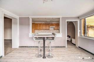 <p><span>Instapklaar wonen en ondernemen in Borgloon: Karaktervolle woning met unieke uitbreidings- en businessmogelijkheden!</span></p><p><span>Ontdek deze uitzonderlijke kans aan de </span><span>Sittardstraat 16 in Borgloon</span><span>. </span></p><p><span>Voor de aantrekkelijke prijs van </span><span>€ 275.000</span><span> koopt u niet zomaar een goed onderhouden, halfopen bebouwing (141 m²), maar een strategische uitvalsbasis vol potentieel voor gezinnen én ambitieuze ondernemers.</span></p><p><span> </span></p><p><span>Recent vernieuwd en energiezuinig comfort</span></p><p><span>De woning combineert haar traditionele charme met </span><span>belangrijke moderne vernieuwingen</span><span> die zorgen voor een lagere energiefactuur en gezellig wooncomfort:</span></p><ul><li><span>16 zonnepanelen</span><span> (geïnstalleerd in 2022) voor uw eigen groene stroom.</span></li><li><span>Nieuwe driedubbele beglazing</span><span> (2023) en elektrische rolluiken.</span></li><li><span>Een lichte woonkamer (30 m²), aparte eethoek (16 m²), praktische bijkeuken en een ruime, lichte veranda (20 m²).</span></li><li><span>Twee ruime slaapkamers, een complete badkamer en een vaste trap naar de zolder voor extra kamers.</span></li></ul><p><span>Unieke kans: Extra bouwperceel voor een schappelijke prijs</span></p><p><span>Het totale perceel is maar liefst </span><span>ruim 1.100 m²</span><span> groot. Dit omvat niet alleen de tuin van de woning, maar ook een </span><span>volwaardig, aangrenzend bouwperceel dat voor een zeer schappelijke prijs (op aanvraag) kan worden aangekocht</span><span>. Dit biedt u ongekende financiële en ruimtelijke voordelen: bouw hier een extra woning, verkoop het door als investering, of gebruik het om uw woondromen grootschalig uit te breiden.</span></p><p><span> </span></p><p><span>De perfecte locatie voor uw eigen zaak</span></p><p><span>Bent u zelfstandige, zoekt u een praktijkruimte of wilt u wonen en werken combineren? Dit pand is een droom voor ondernemers:</span></p><ul><li><span>Ruimte voor ontwikkeling:</span><span> Het grote perceel leent zich perfect voor de bouw van een groot atelier, een professionele praktijkruimte of extra opslagruimte.</span></li><li><span>Eigen invulling:</span><span> Een extra gelijkvloerse kamer van +/-10 m² (al voorzien van een tweede douche) is direct inzetbaar als kantoor, salon of behandelruimte.</span></li><li><span>Uitstekende bereikbaarheid:</span><span> Gelegen nabij scholen, winkels en openbaar vervoer.</span></li><li><span>Maximale parkeergelegenheid:</span><span> Met maar liefst </span><span>acht parkeerplaatsen op eigen terrein</span><span> ontvangt u klanten, patiënten of leveranciers moeiteloos aan huis.</span></li></ul><p><span>Grijp deze veelzijdige kans om comfortabel te wonen én uw professionele ambities waar te maken. </span></p><p><span> </span></p><p><span>Neem vandaag nog contact met ons op voor meer informatie of een bezichtiging!</span></p><p><span>GSM: Filip 0475/86.04.89</span></p><p><span>MAIL: filip@janssenenjanssen.be</span></p><p><span> </span></p>