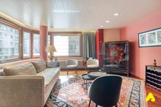 Découvrez ce très spacieux appartement d'angle jouissant d'un emplacement très central sur la Zeelaan. Cet appartement est entièrement prêt à emménager et offre de nombreuses possibilités en tant que résidence permanente, location à l'année et location de vacances (un taux d'occupation élevé est possible). La propriété peut être rafraîchie avec des interventions minimales, mais la base (comme la salle de bain rénovée) est excellente.<br />L'appartement dispose d'un label PEB B favorable, garantissant une faible facture énergétique.<br />La disposition est optimale :
<ul>
<li>Un séjour spacieux et lumineux qui donne sur le Zeelaan et un coin repas.</li>
<li>Une cuisine séparée, pratique et bien équipée avec passe-plat.</li>
<li>Deux très grandes chambres.</li>
<li>Une salle de bain rénovée avec un double lavabo, baignoire et douche.</li>
<li>Des toilettes séparées avec lavabo.</li>
<li>Une très grande cave privée au niveau -1 (la plus grande de l'immeuble), idéale comme espace de stockage supplémentaire.</li>
</ul>
<br />Possibilité d'acheter un garage à proximité (Complex Flora)<br /><br /><u><strong>ATOUTS:</strong></u>
<ul>
<li>Appartement d'angle très spacieux avec label PEB B favorable</li>
<li>Emplacement très central sur Zeelaan/Digue</li>
<li>Prêt à emménager avec potentiel de rafraîchissement</li>
<li>Salle de bain rénovée avec baignoire et douche</li>
<li>Très grande cave privée et possibilité d'achat de garage</li>
</ul>