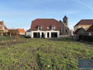 <p>AANKOOP AAN 6% IS MOGELIJK!<br /><br />Binnenkort in uw energiezuinige thuis onder de kerktoren van Lapscheure wonen? <br />De afwerking kan momenteel nog naar eigen wensen gekozen worden. <br /><br />De woning scoort zeer goed qua energiezuinigheid dankzij z’n WARMTEPOMP met vloerverwarming, ZONNEPANELEN, superisolerende beglazing, vloer- muur- en dakisolatie, ventilatie type D, regenwaterput 10.000L,…<br /><br />De locatie vormt de ideale uitvalsbasis voor een fietstocht of wandeling in de natuur. Daarnaast is er een vlotte verbinding naar de winkels in Westkapelle, de zee en het binnenland via de N49. <br /><br />De zuid-west oriëntatie en de diepte van de tuinen zorgen ervoor dat u steeds van de zon kunt genieten. <br /><br />Contacteer Bonne Vastgoed 7 op 7 via 050/73.73.73 of info@bonnevastgoed.be</p>