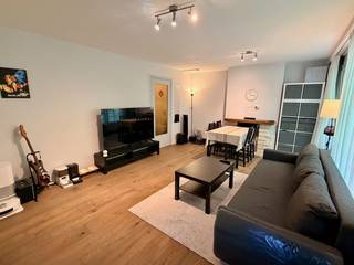 <p>Dit instapklare appartement bevindt zich aan de rustige achterzijde van een verzorgd gebouw, op wandelafstand van Imec, het Arenbergpark, openbaar vervoer, scholen en winkels.<br />Bij het betreden van het appartement komt u in de inkomhal met gastentoilet en praktische bergruimte voorzien van aansluitingen voor een wasmachine en droogkast. De lichtrijke leefruimte geeft rechtstreeks toegang tot het aangename terras. Aansluitend bevindt zich de volledig ingerichte keuken, uitgerust met kwalitatieve toestellen.<br />Verder beschikt het appartement over een ruime slaapkamer en een verzorgde badkamer met lavabomeubel en douche.<br />Op het gelijkvloers zijn een gemeenschappelijke fietsenstalling en een privatieve kelderberging aanwezig.<br />Een inpandige garagebox kan afzonderlijk aangekocht worden voor 25.000 euro.<br />Dit appartement combineert comfort, een uitstekende ligging en een praktische indeling. Dankzij de nabijheid van belangrijke voorzieningen en onderzoekscentrum Imec vormt het niet alleen een ideale woonst, maar ook een interessante investeringsopportuniteit.<br />De reële maandelijkse kost ligt rond de 200,00 euro, waterverbruik en verwarming inbegrepen.</p>