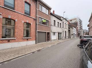 <p><span>Aangenaam 1-slaapkamerappartement met terras in het centrum van Baasrode</span></p><p><span>In </span><span>Baasrode</span><span> bevindt zich dit ruime en goed onderhouden appartement met één slaapkamer en een bewoonbare oppervlakte van maar liefst </span><span>84 m²</span><span>. De woning combineert een aangename leefruimte met een praktische indeling en is ideaal voor wie op zoek is naar comfortabel wonen in een rustige, aangename omgeving.</span></p><p><span>De </span><span>ruime en lichtrijke woonkamer</span><span> vormt het hart van het appartement en biedt voldoende plaats voor zowel een gezellige zithoek als een aparte eethoek. Dankzij de grote leefruimte geniet u hier van een aangenaam gevoel van ruimte en comfort.</span></p><p><span>De </span><span>aparte keuken</span><span> sluit mooi aan bij de leefruimte en biedt voldoende mogelijkheden om extra kastruimte, een werkblad of bijkomende keukentoestellen te voorzien. Vanuit de keuken heeft u toegang tot een </span><span>klein terras</span><span>, ideaal om op een zonnige dag even buiten te zitten.</span></p><p><span>Een bijkomende troef is de </span><span>praktische bergruimte in de keuken</span><span>, waar u gemakkelijk voorraad, huishoudelijke benodigdheden of andere spullen kunt opbergen.</span></p><p><span>Verder beschikt het appartement over een </span><span>ruime slaapkamer, een verzorgde badkamer, een apart toilet en een inkomhal</span><span>. De slaapkamer en badkamer zijn netjes afgewerkt en zorgen samen met de ruime leefruimtes voor een aangenaam wooncomfort.</span></p><p><span>Op het gelijkvloers is het mogelijk een fiets te stallen in de gemeenschappelijke garage.</span></p><p><span>De ligging in </span><span>Baasrode</span><span> is bijzonder praktisch. U woont hier in een rustige en aangename omgeving, terwijl winkels, dagelijkse voorzieningen en openbaar vervoer vlot bereikbaar zijn. Ook de omliggende gemeenten en de verbindingswegen richting </span><span>Dendermonde</span><span> zijn gemakkelijk bereikbaar.</span></p><p><span>Gemeenschappelijke kosten : € 20 per maand</span></p><p><span>Onmiddellijk beschikbaar.</span></p><p><span>Verdere info of een bezoek ter plaatse contacteer Immo twins 052/55.55.55 of info@immotwins.be</span></p>